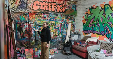 Samantha Bennett: Be a Non-Starving Artist — AI-powered sales insights from Wes Schaeffer, The Sales Whisperer