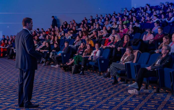 Wes Schaeffer, The Sales Whisperer®, delivering a sales and AI keynote