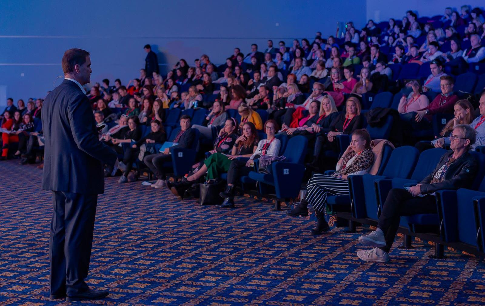 Wes Schaeffer, The Sales Whisperer®, delivering a sales and AI keynote at the SEMPL Marketing Conference